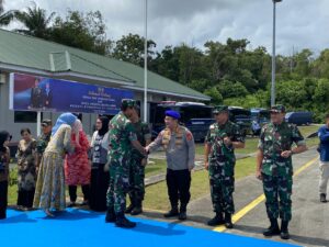 Dirpolairud Polda Kaltim Mengantar Keberangkatan Kasau dan Ketua PIA AG Beserta Rombongan di Base Ops Lanud Dhomber Balikpapan