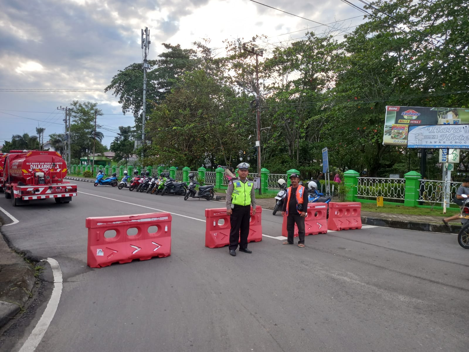 Polres Paser melaksanakan pengamanan di area Car Free Day (CFD) di sepanjang jalur dua Jalan Jenderal Sudirman, Tanah Grogot, Minggu (7/7/24).