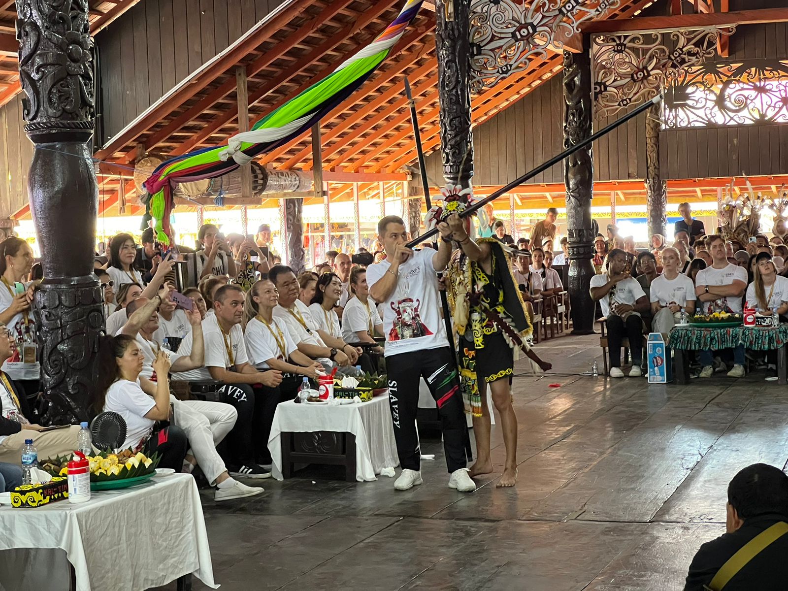 Personel Polsek Sungai Pinang Amankan Kunjungan Budaya di Lamin Adat Pampang dalam Rangkaian East Borneo International Folklore Festival