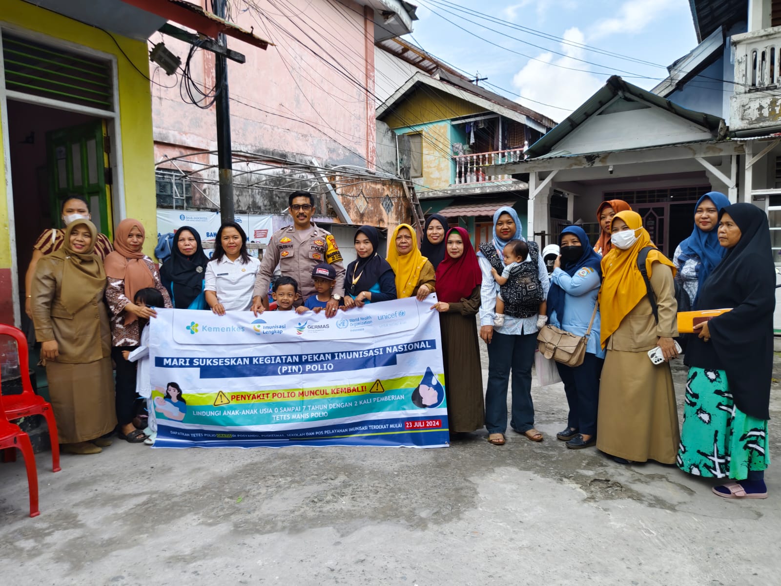 Babinkamtibmas Berperan Aktif dalam Sukseskan Pin Polio Nasional di Pos Yandu Klandasan Ulu