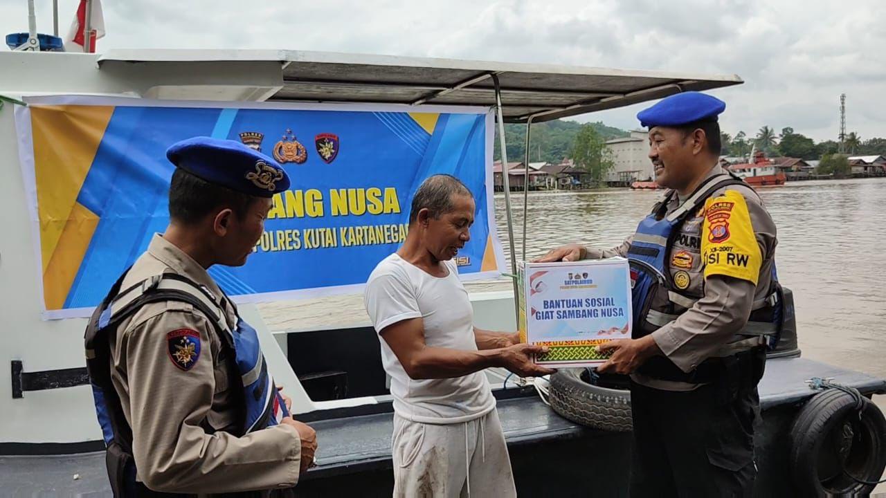 Satpolairud Polres Kukar Gelar Sambang Nusa Presisi, Serahkan Paket Sembako kepada Warga Pesisir