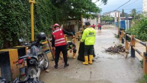 Banjir di Jl. Beller Balikpapan, Batalyon A Pelopor Brimob Kaltim Tanggap Atur Lalu Lintas dan Evakuasi