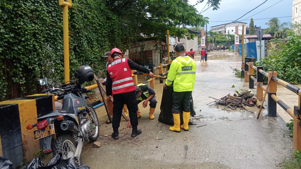 Banjir di Jl. Beller Balikpapan, Batalyon A Pelopor Brimob Kaltim Tanggap Atur Lalu Lintas dan Evakuasi