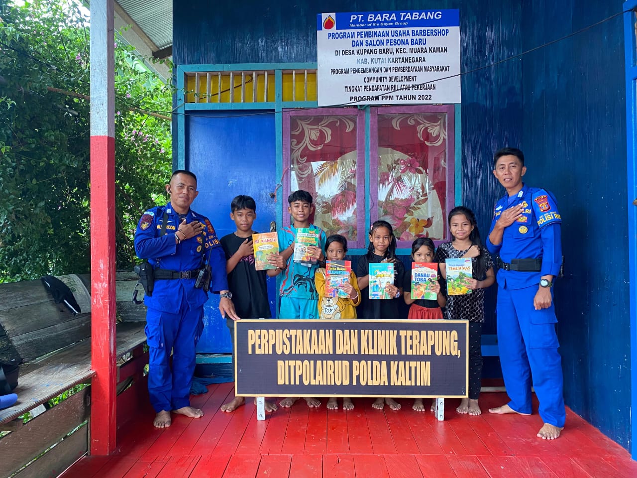 Tingkatkan Literasi dan Pelayanan Kesehatan, Ditpolairud Polda Kaltim Gelar Perpustakaan dan Klinik Terapung