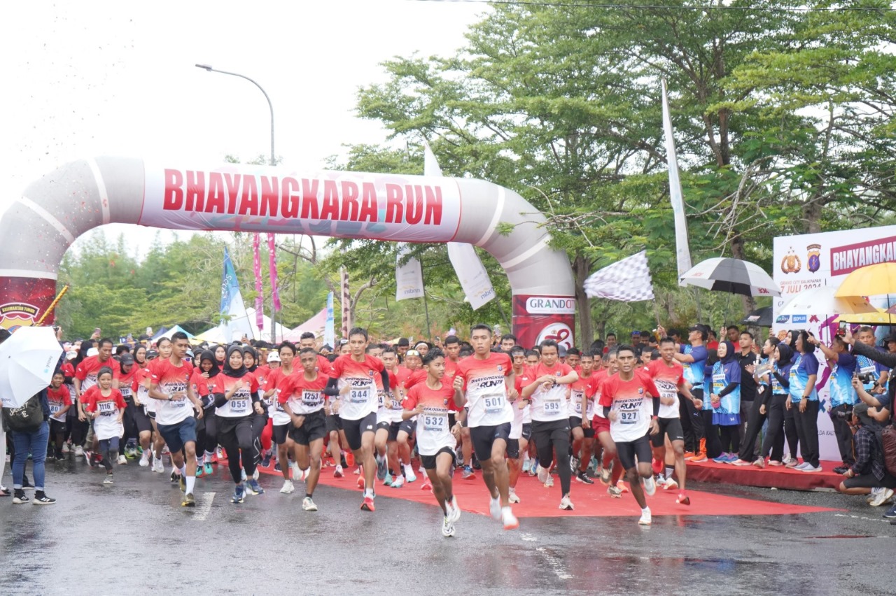 Dalam rangka memeriahkan Hari Bhayangkara, Polda Kaltim menggelar acara Bhayangkara Run 2024 yang menempuh jarak 5,78 km di Grand City Balikpapan, pada Minggu (7/7/2024).