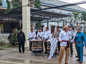 Kapolsek Tenggarong, AKP Sukardi, turut hadir dalam rangkaian acara Kirab Budaya yang digelar dalam rangka Kukar Festival Budaya Nusantara (FKBN) tahun 2024. Acara ini berlangsung meriah pada Minggu (7/7/2024).