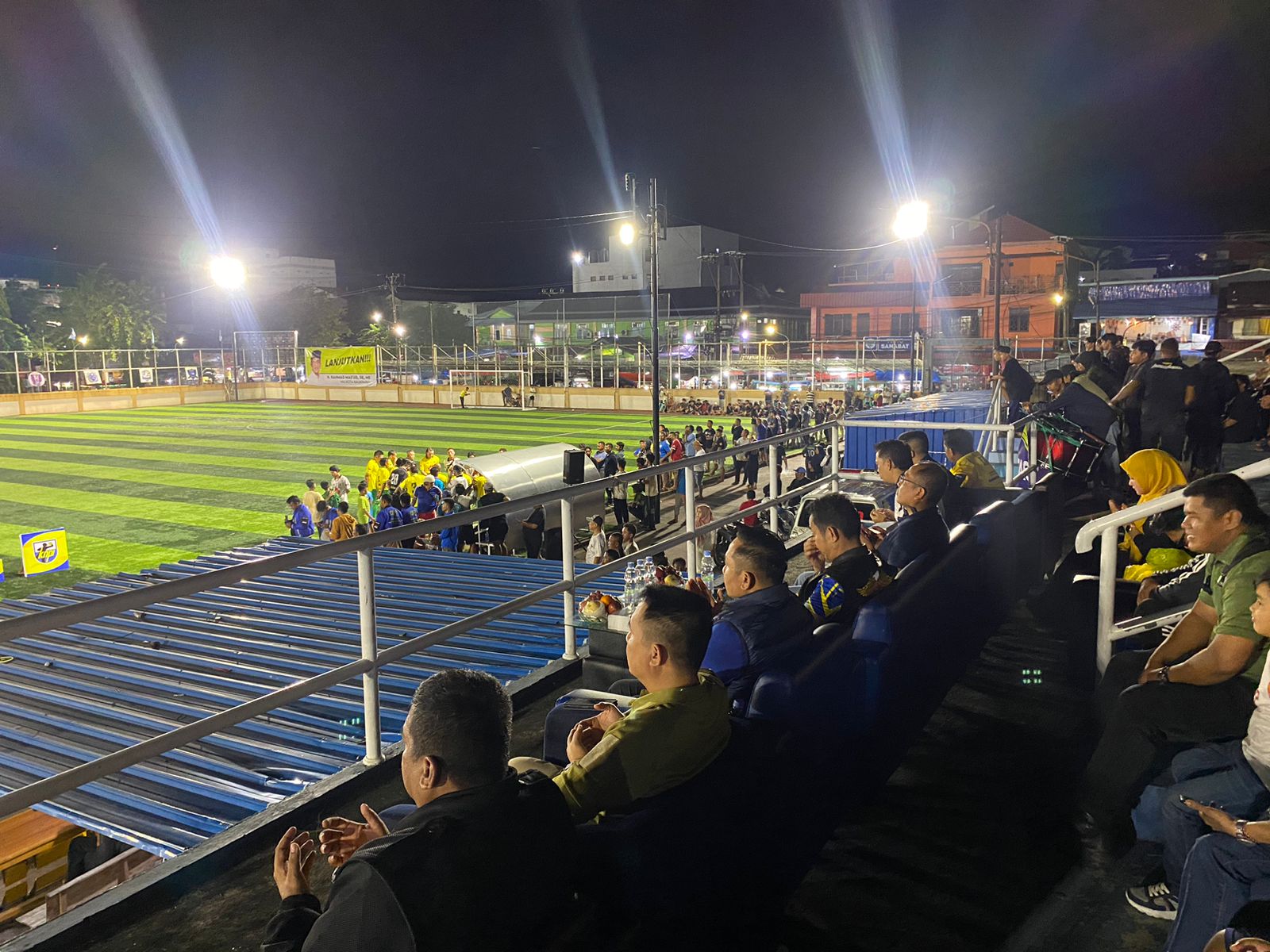 — Lapangan Foni Kebun Sayur di Balikpapan Barat menjadi saksi pembukaan meriah Turnamen Mini Soccer Galatua U-40 KNPI Cup 2024 pada 7 Juli 2024.