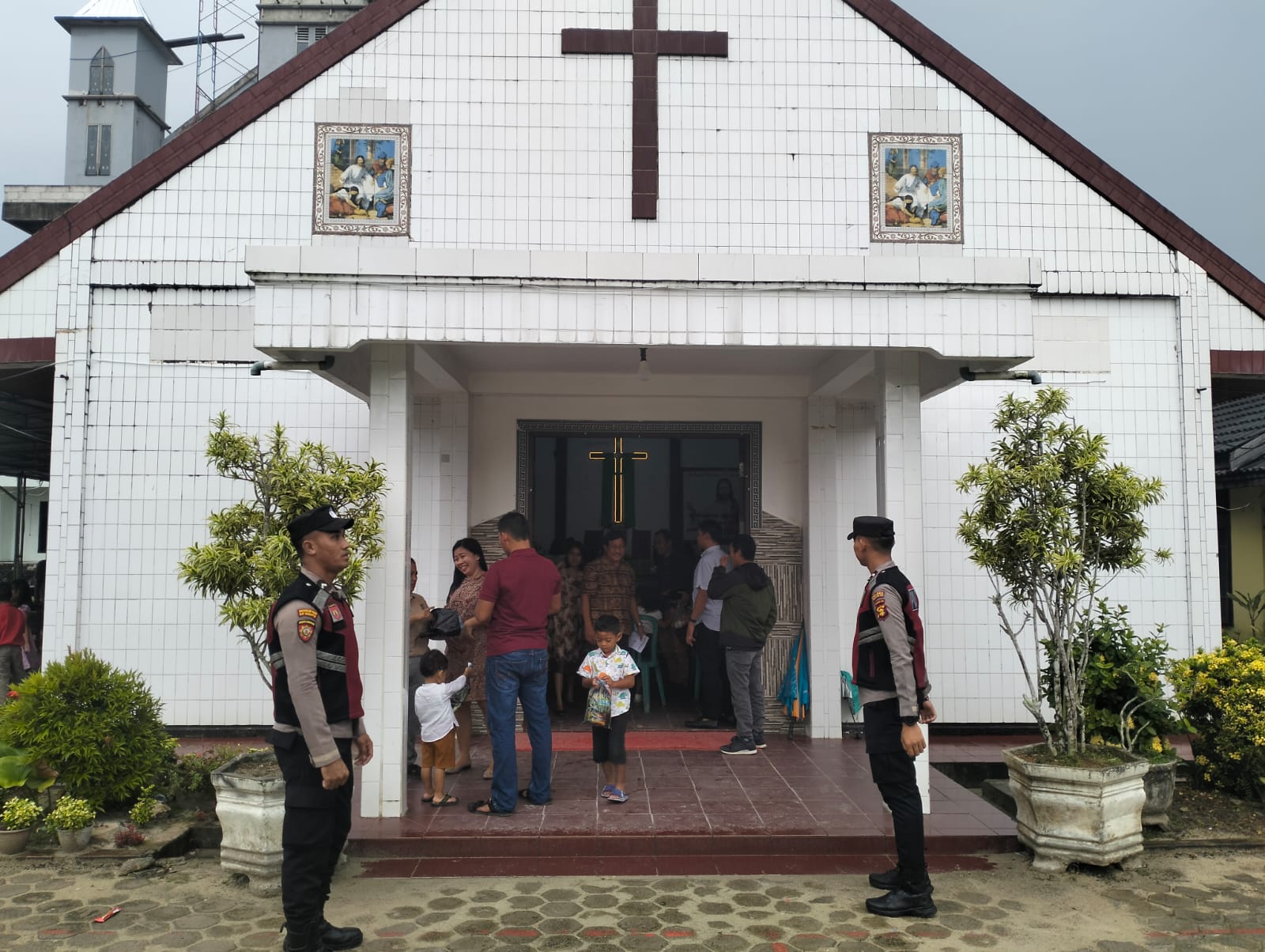 Polres PPU Amankan Ibadah Umat Kristiani di Penajam Paser Utara dengan Pengamanan Intensif.