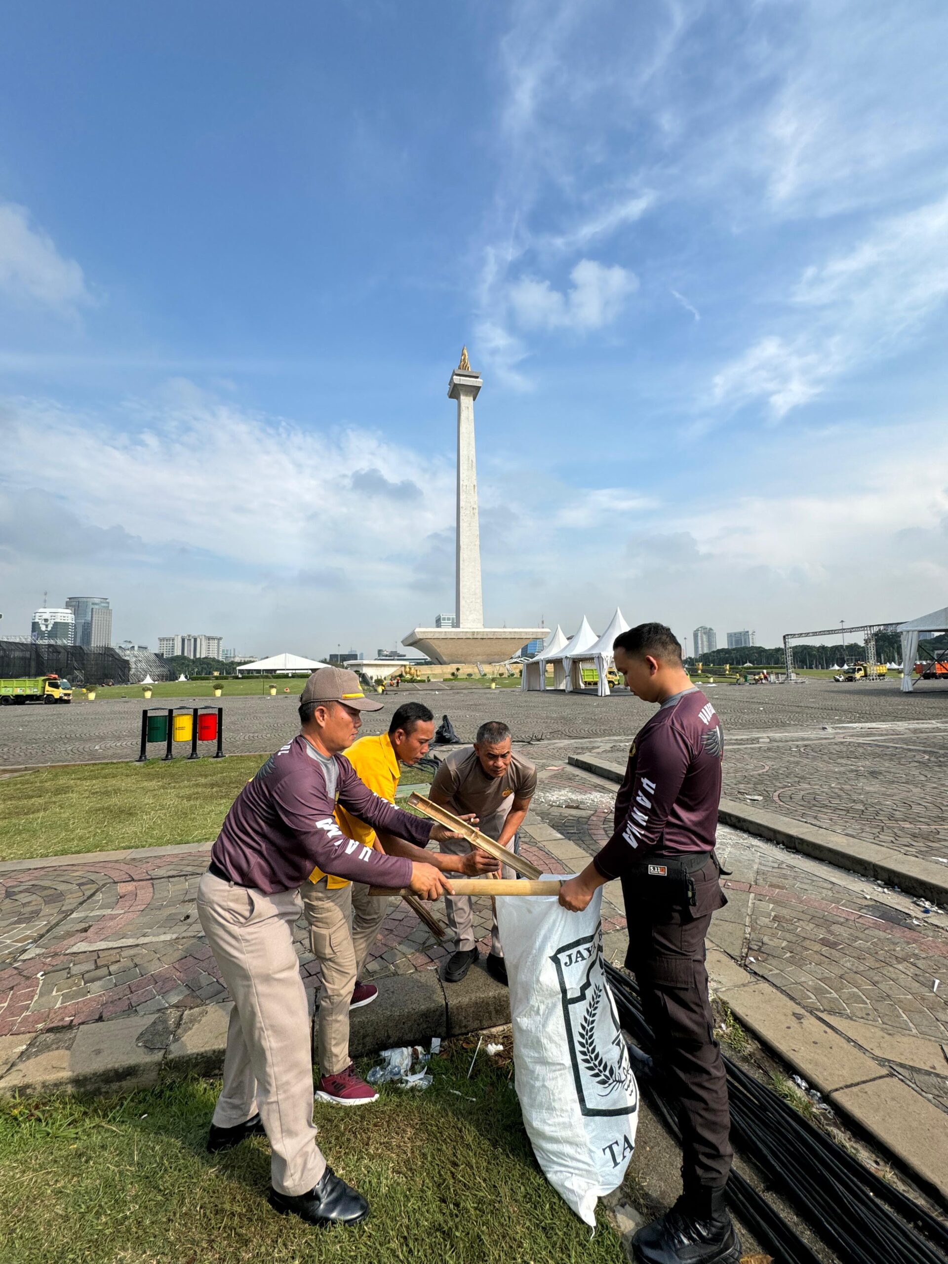 Polri Lakukan Bersih-bersih Usai Pesta Rakyat di Monas dengan Semangat Gotong-Royong