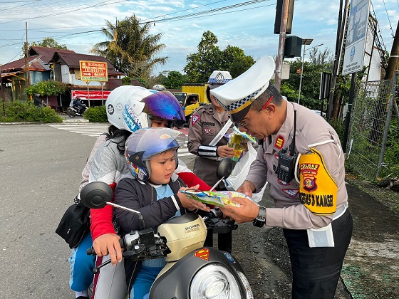 Sat Lantas Polres Bontang Berikan Souvenir kepada Pengendara Patuh Lalu Lintas