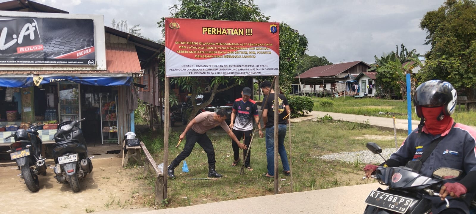 Polsek Melak Sosialisasi Larangan Setrum dan Racun Ikan dengan Pendekatan Menarik