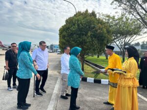 Kapolsek Teluk Bayur Sambut Hangat Kedatangan Ketua Umum PKK Pusat di Berau.