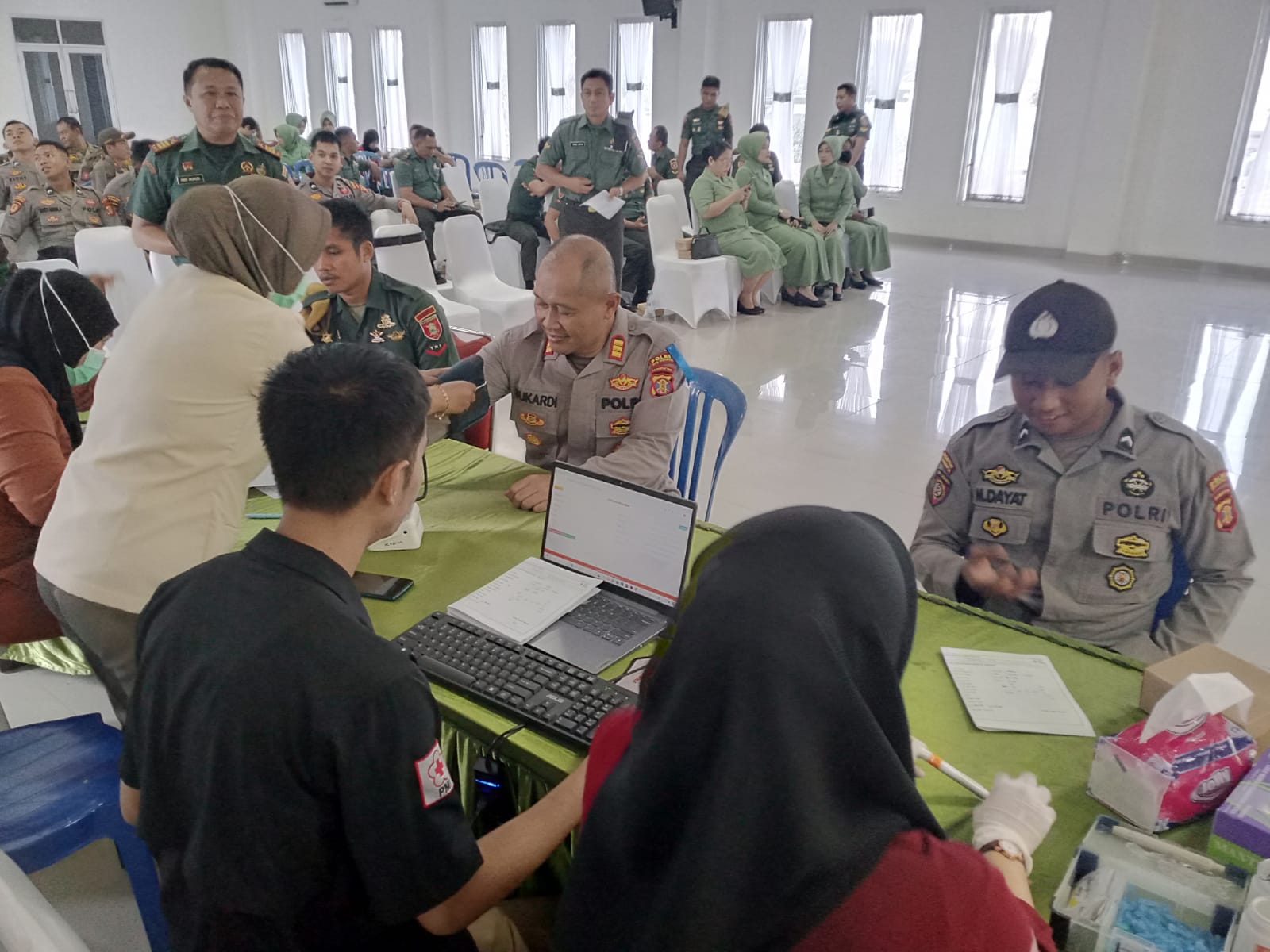 Personel Polsek Tenggarong Berpartisipasi dalam Donor Darah HUT Kodam VI/Mulawarman