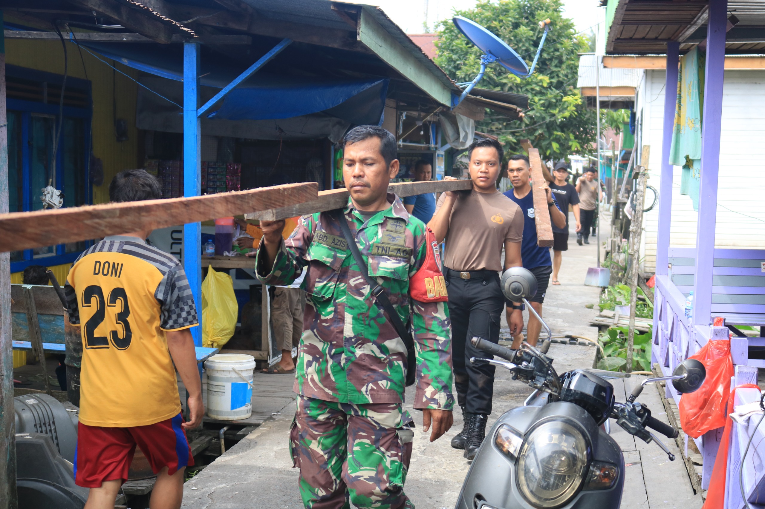 TNI-Polri dan Masyarakat Bersinergi Bangun Ulang Jembatan Kayu di Teluk Bayur