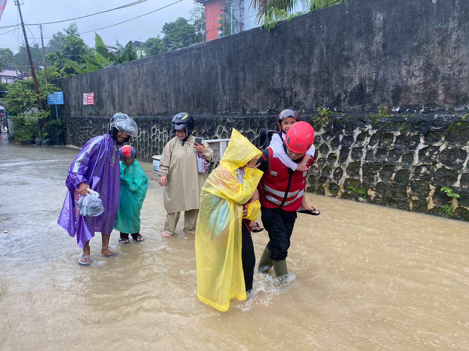 Curah Hujan Tinggi, Brimob Kaltim Evakuasi Warga Terjebak Banjir di Jl. MT. Haryono