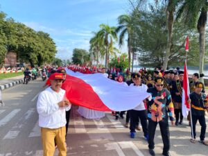 Kapolres Kukar Ikuti Kirab Bendera Merah Putih dalam Rangka Peringatan Hari Kemerdekaan