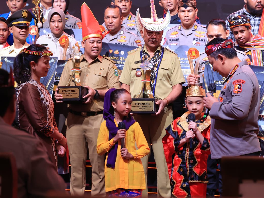 Kapolri dan Ketua Bhayangkari Berinteraksi dengan Anak-anak Berprestasi di Malam Penghargaan Setapak Perubahan