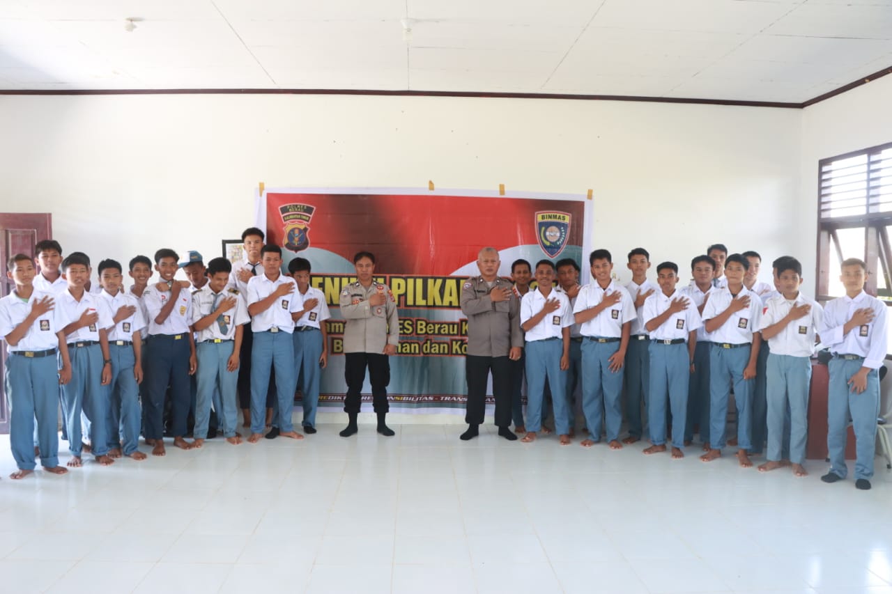 Polres Berau Sosialisasikan Hak Pilih dan Bahaya Hoaks kepada Pemilih Pemula di SMKN 7 Berau