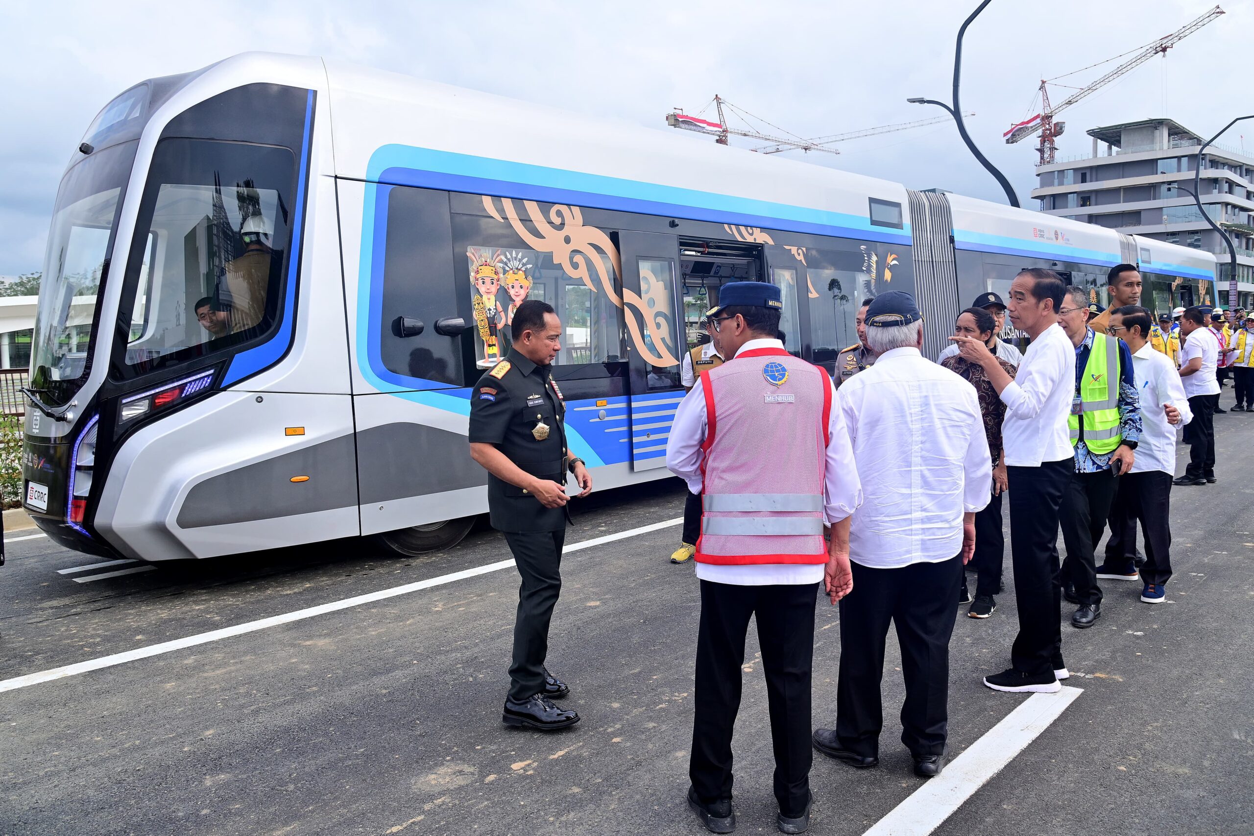 Presiden Jokowi Menguji Coba Trem Otonom di Ibu Kota Nusantara