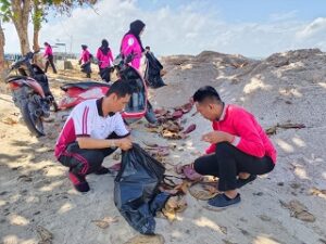 Program Bersih Pesisir Polsek Marangkayu di Pantai Biru Kersik