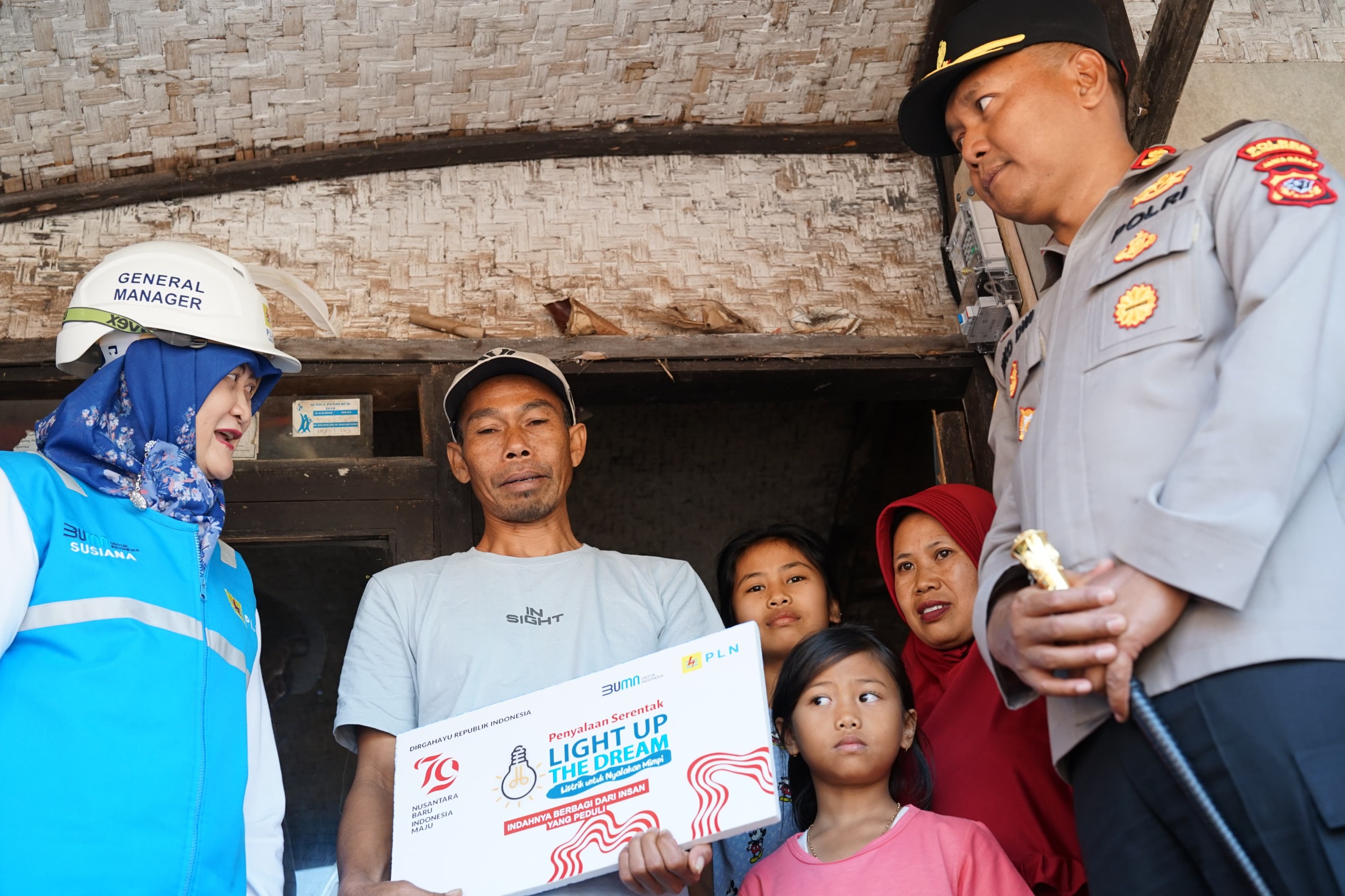 Rayakan HUT RI ke-79, Donasi Pegawai PLN Terangi 7.357 Rumah Keluarga Kurang Mampu