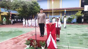 Gelorakan Semangat Kemerdekaan, Personil Ditbinmas Polda Kaltim Pimpin Upacara di SMP Katolik Santo Mikail Balikpapan