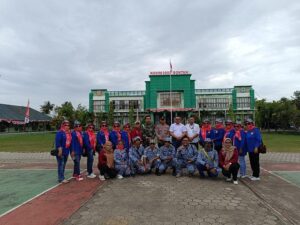 Sinergi TNI, POLRI, dan FBN RI Sebar Semangat Merah Putih dengan Bagikan Bendera Kepada Masyarakat