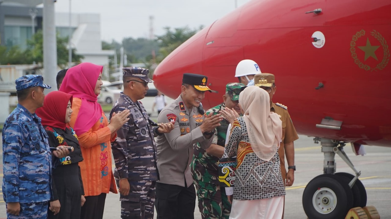 Wakapolda Kaltim Antar Keberangkatan Wakil Presiden RI di Bandara SAMS Sepinggan Balikpapan