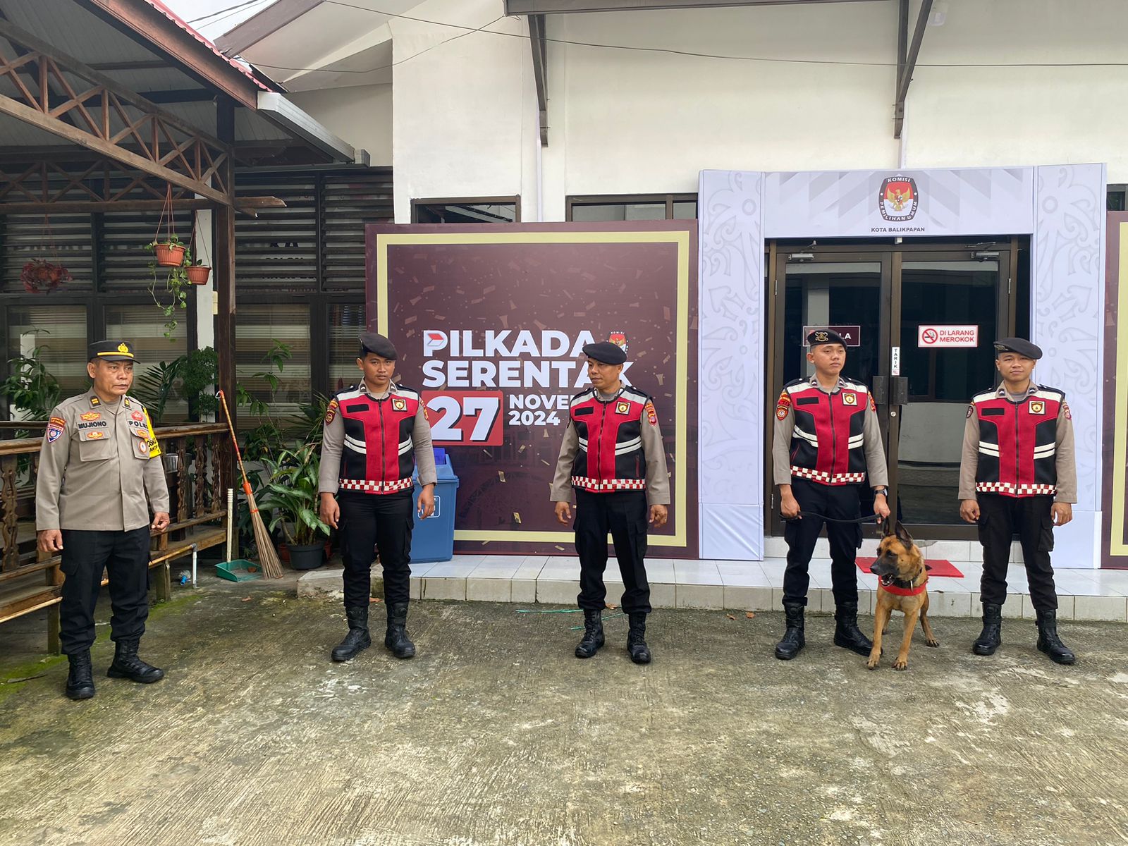 Dit Samapta Polda Kaltim Patroli ke Kantor KPU Balikpapan