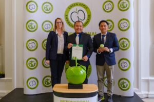 PT Kilang Pertamina Internasional (KPI) Unit Balikpapan kembali mengharumkan nama Indonesia di kancah global dengan meraih dua penghargaan bergengsi pada ajang Green Apple Award 2024 yang berlangsung di London, Inggris. Senin (25/11/2024).